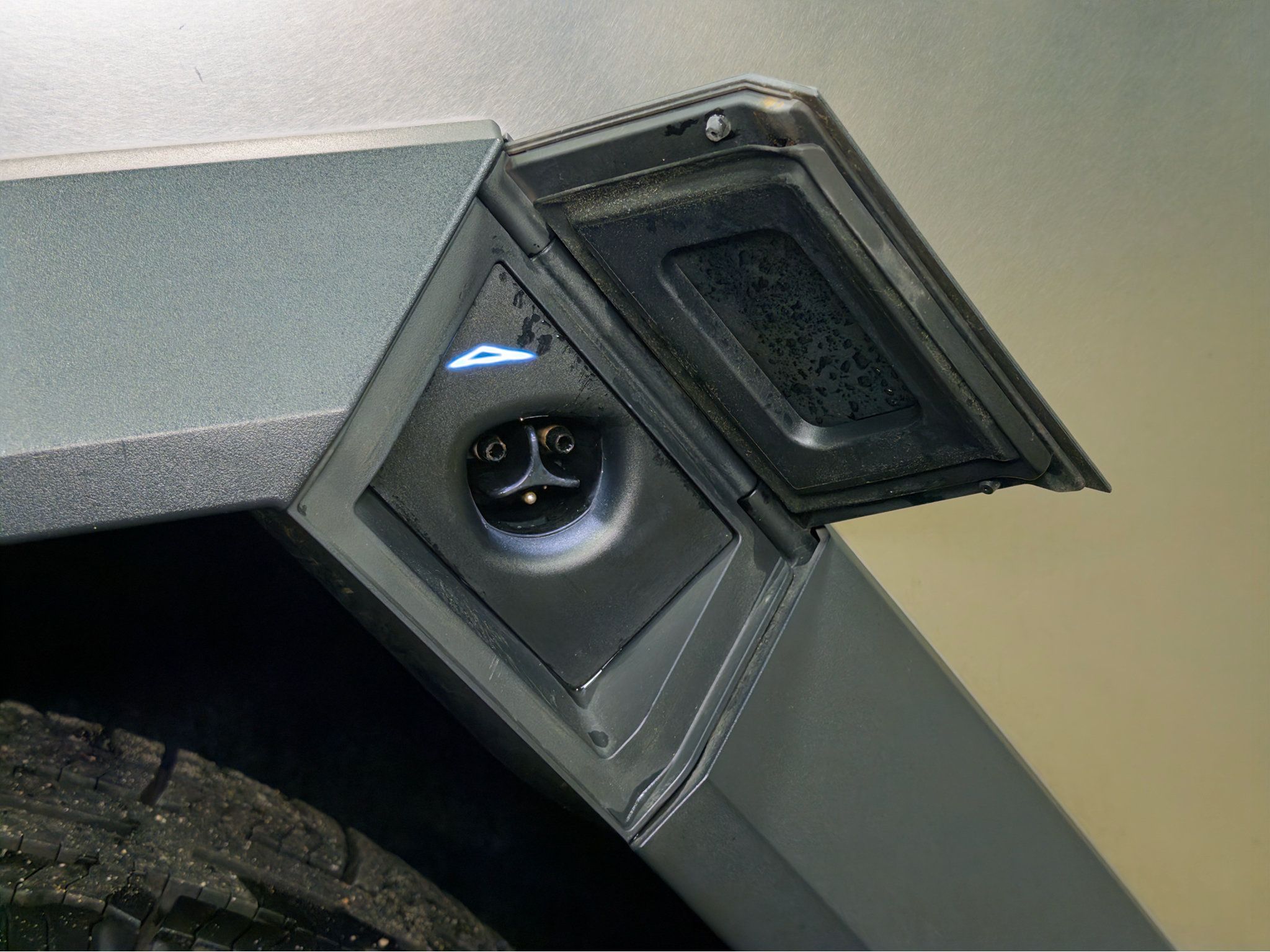 Used 2024 Tesla Cybertruck AWD Crew Cab image 5