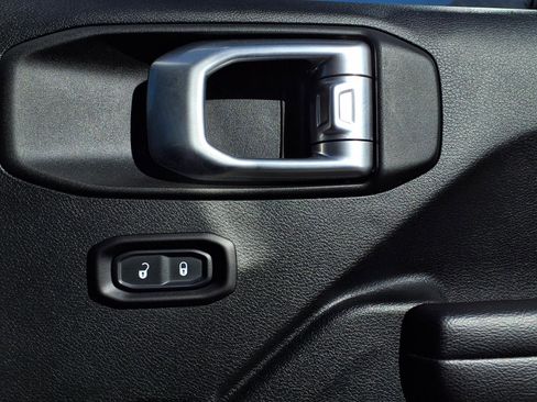 Used 2018 Jeep Wrangler Sport image 22