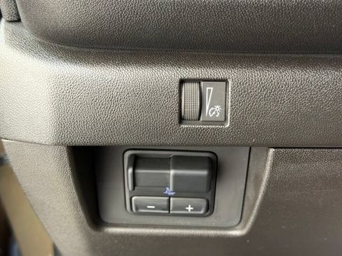 Used 2024 Chevrolet Colorado Trail Boss w/ Technology Package AWD/4WD image 33