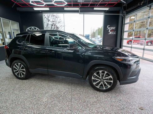 Used 2023 Toyota Corolla Cross XLE image 5