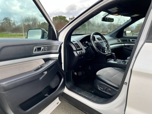Used 2017 Ford Explorer XLT w/ Equipment Group 202A FWD image 9