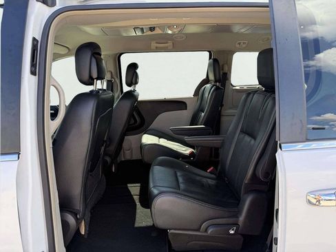 Used 2015 Chrysler Town & Country Touring w/ Driver Convenience Group FWD image 11