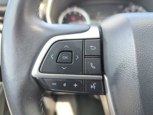 Used 2025 Toyota Highlander XLE AWD/4WD image 16