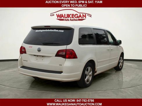Used 2010 Volkswagen Routan SE FWD image 5
