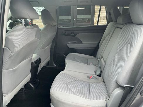 Used 2021 Toyota Highlander LE FWD image 9