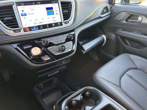 New 2026 Chrysler Pacifica Select image 12