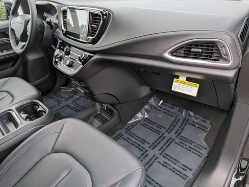 New 2027 Chrysler Pacifica Select FWD image 32