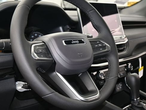 Used 2026 Jeep Compass Latitude AWD/4WD image 13