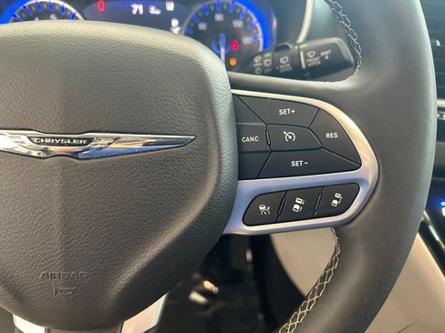 Used 2024 Chrysler Pacifica Touring-L FWD image 42