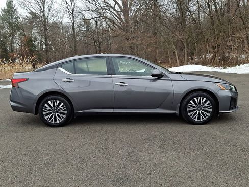 Certified 2024 Nissan Altima 2.5 SV w/ SV Premium Package image 7