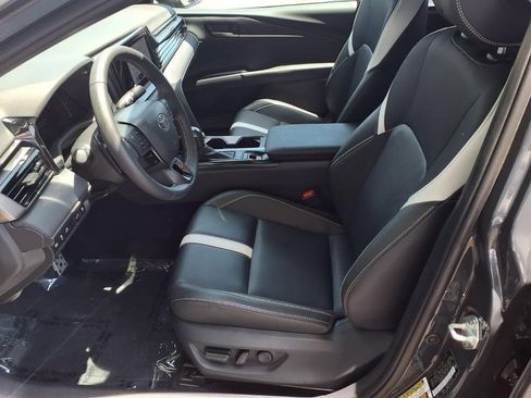 Used 2025 Toyota Camry SE w/ Convenience Package FWD image 16