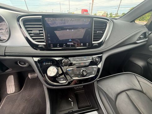 Used 2025 Chrysler Pacifica Limited FWD image 15