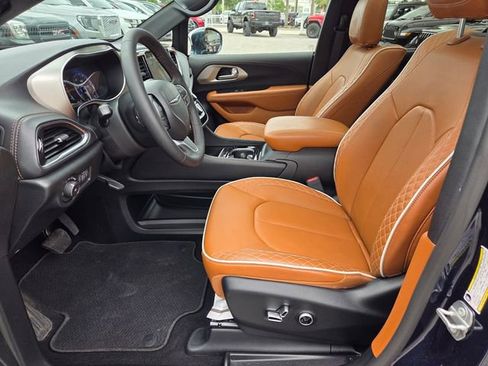 Certified 2024 Chrysler Pacifica Pinnacle FWD image 3