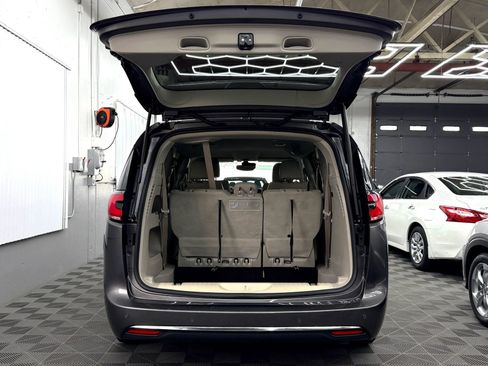 Used 2021 Chrysler Pacifica Touring-L image 7