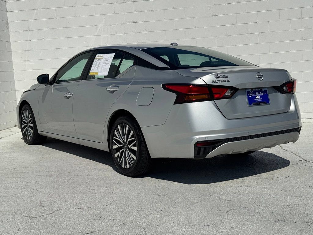 Used 2025 Nissan Altima 2.5 SV FWD image 11