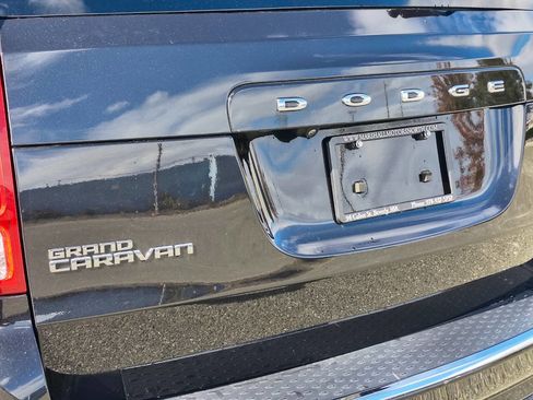 Used 2018 Dodge Grand Caravan SE w/ UConnect Hands-Free Group image 21