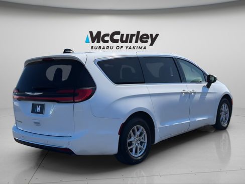 Used 2023 Chrysler Pacifica Touring-L FWD image 5