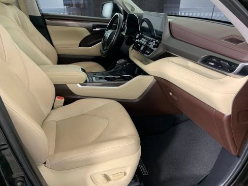 Used 2021 Toyota Highlander Limited FWD image 19