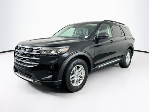 Used 2025 Ford Explorer Active w/ Active Comfort Package RWD image 3