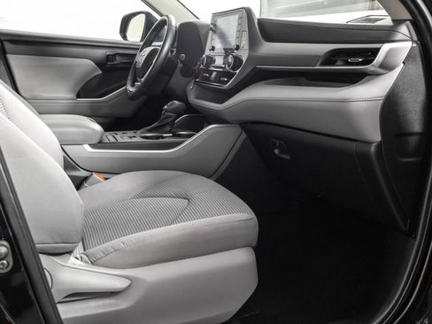 Used 2022 Toyota Highlander LE AWD/4WD image 47