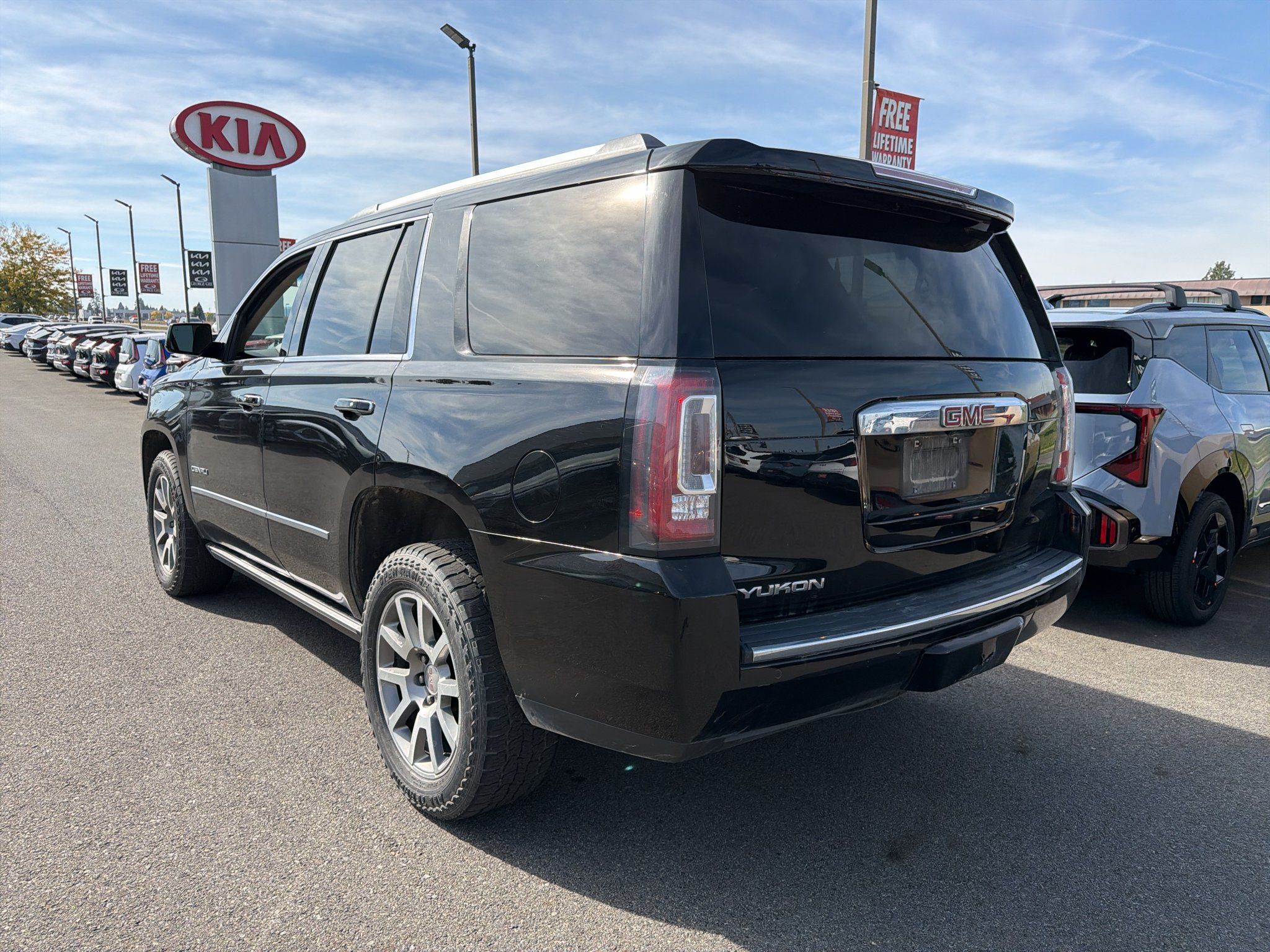 Used 2017 GMC Yukon Denali AWD/4WD image 6
