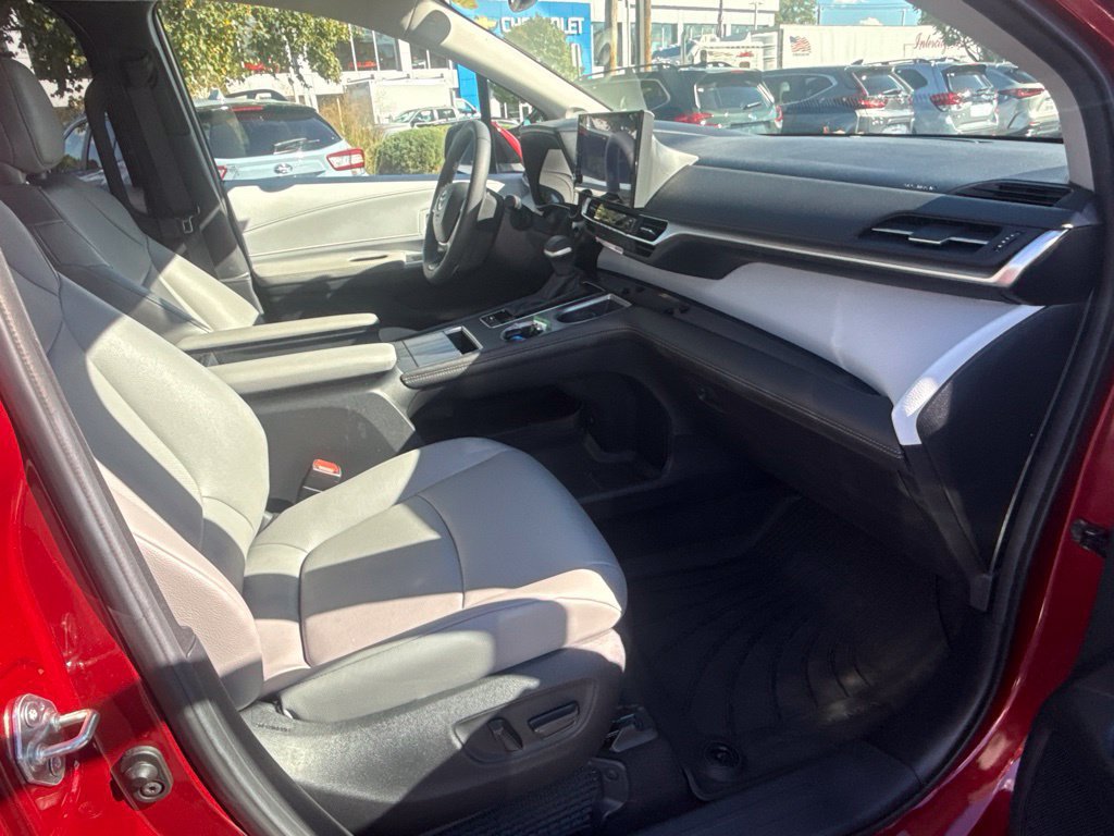 Used 2026 Toyota Sienna XLE FWD image 22