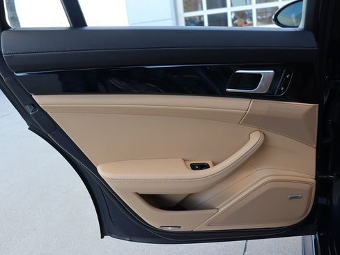 Used 2018 Porsche Panamera 4 image 51