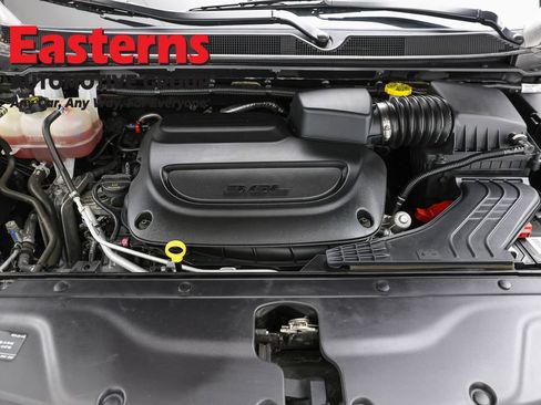 Used 2023 Chrysler Pacifica Touring-L FWD image 7