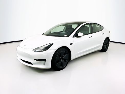 Used 2023 Tesla Model 3 Standard Range image 3