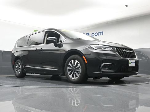 Used 2022 Chrysler Pacifica Limited w/ Uconnect Theater Family Group FWD image 25