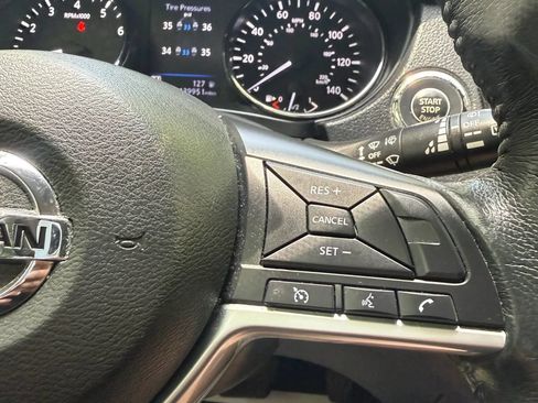 Used 2018 Nissan Rogue SV AWD/4WD image 16