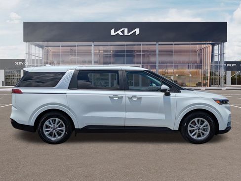 Certified 2024 Kia Carnival LX FWD image 3