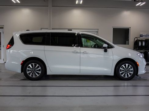 Used 2023 Chrysler Pacifica Touring-L FWD image 6