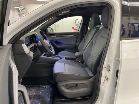 New 2025 Volkswagen Tiguan SE R-Line image 9