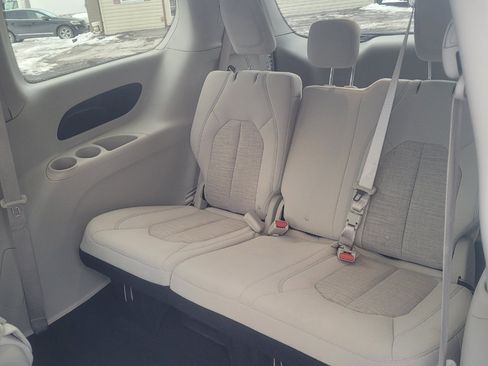 Used 2018 Chrysler Pacifica Touring Plus image 32