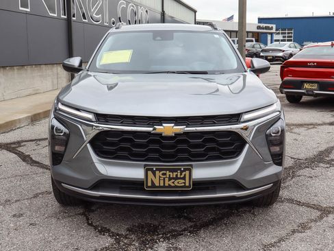 Used 2025 Chevrolet Trax LT image 2