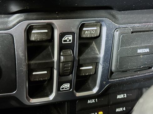 Used 2018 Jeep Wrangler Unlimited Sport S image 24