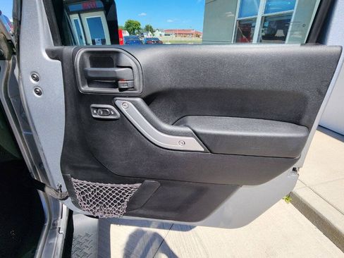 Used 2013 Jeep Wrangler Unlimited Sahara w/ Dual Top Group AWD/4WD image 17