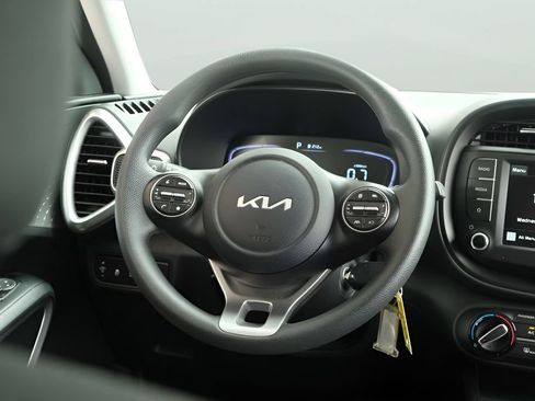 Used 2025 Kia Soul LX FWD image 14