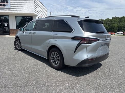 Used 2024 Toyota Sienna XLE FWD image 5