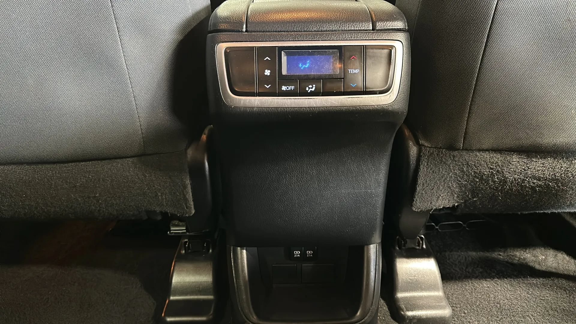 Used 2019 Toyota Highlander LE AWD/4WD image 22