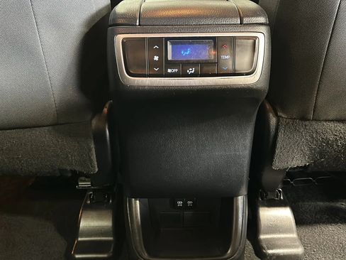 Used 2019 Toyota Highlander LE AWD/4WD image 22