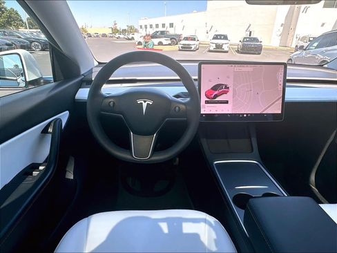 Used 2021 Tesla Model Y Long Range AWD/4WD image 11