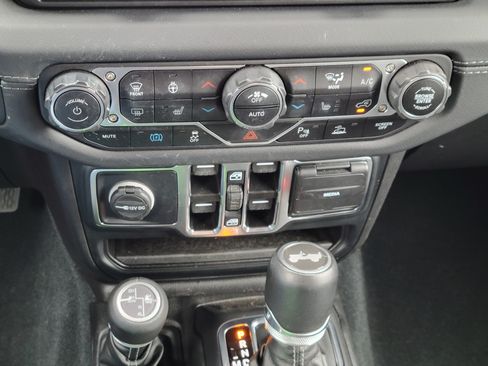Used 2024 Jeep Wrangler Unlimited Sahara w/ Technology Group AWD/4WD image 15