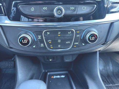 Used 2023 Chevrolet Traverse LT AWD/4WD image 17