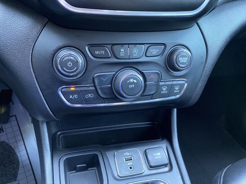 Used 2019 Jeep Cherokee Latitude Plus FWD image 29