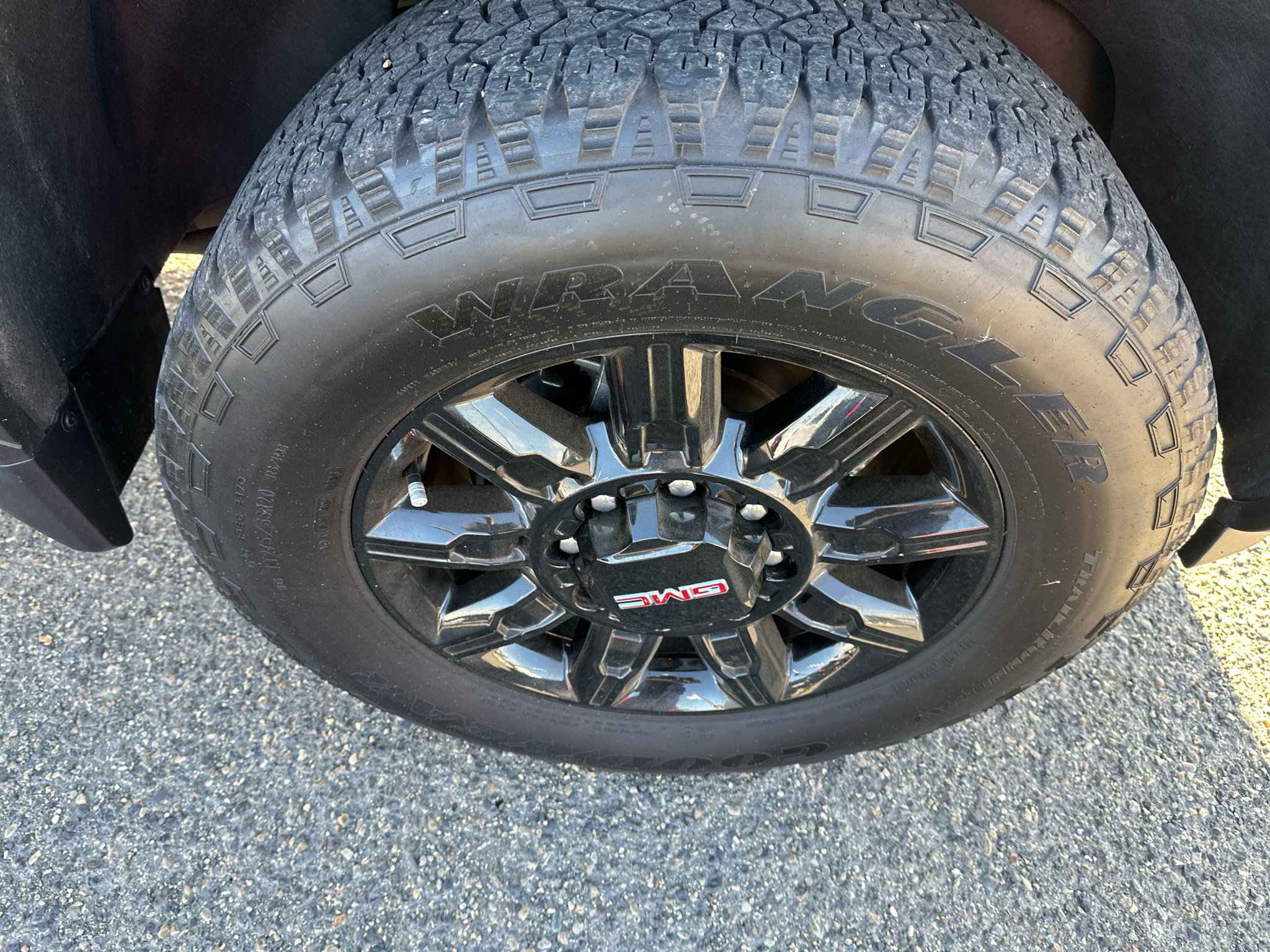Used 2024 GMC Sierra 2500 AT4 w/ AT4 Premium Plus Package AWD/4WD image 9