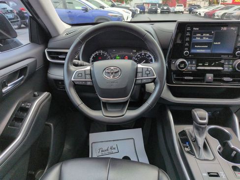 Used 2022 Toyota Highlander XLE FWD image 13