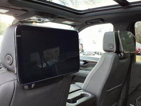 New 2026 Chevrolet Suburban Premier image 18