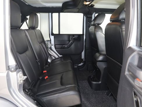 Used 2015 Jeep Wrangler Unlimited Sahara AWD/4WD image 12